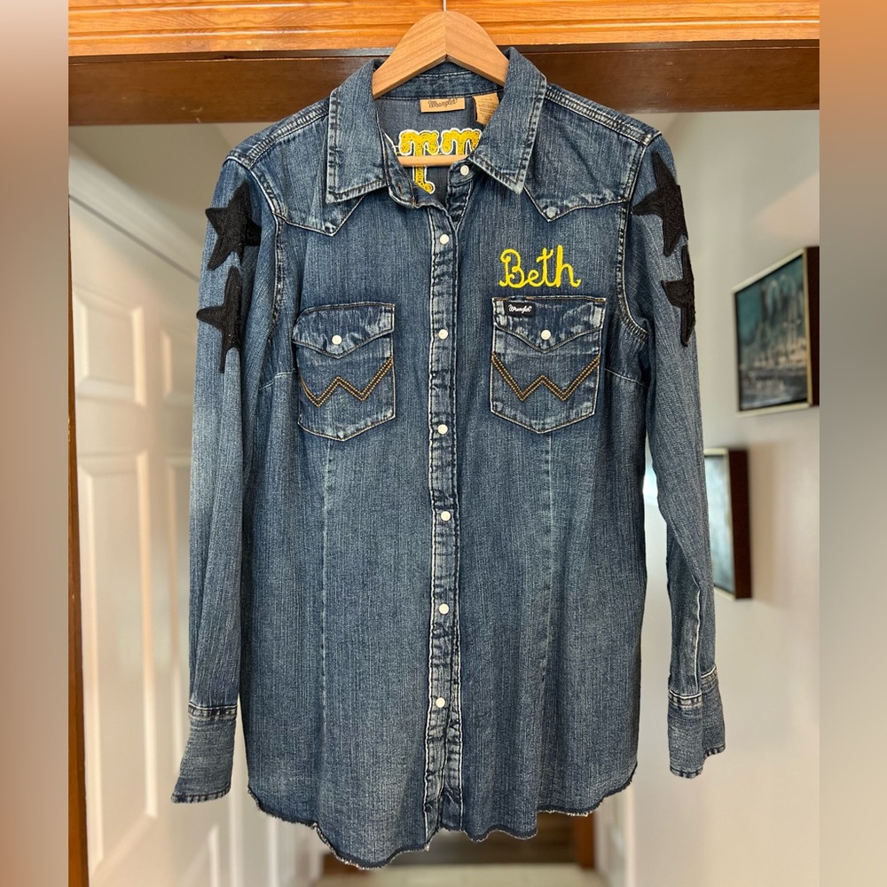 For The Yellowstone Lover! Vintage Wrangler Denim Button Down Chain Stitched